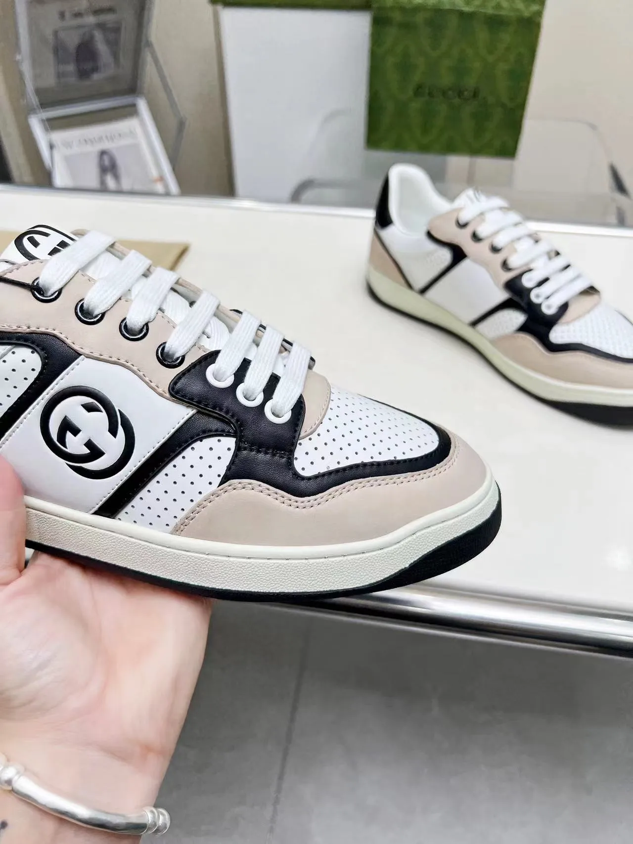 P620 💞💞Gucci G Home’s latest popular sports shoes, couple’s style, casual, retro white shoes 🌸🌸🌸 New popular series. The exquisite and compact interlocking double G logo romantically interprets the aesthetic concept of this series. Made of off-white leather, retro inspiration is cleverly blended into the sneaker design to reinterpret the brand logo. Exquisitely packaged at the delivery counter 🛍📦 ▪️Fabric: Original custom-made imported first-layer cowhide leather ▪️Lining: Original custom-made imported cowhide lining ▪️Outsole: Original molded two-color TPU outsole ▪️Size: Women's 35-40 / Men's 39-45